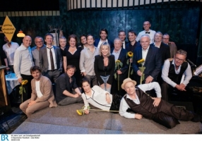 v.l.n.r.: Andy Lutter, Till Hoffmann, Konstantin Wecker, Ecco Meineke, Michael Mittermeier, Norbert Bürger, Luise Kinseher, Christian Ehring, Sebastian Rüger, Caroline Ebner, Klaus von Wagner,  Rainer Basedow, Max Uthoff, Frank Smilgies, Thomas Pigor, Pino , Dieter Hanitzsch, Henning Venske, Georg Schramm, Benedikt Eichhorn